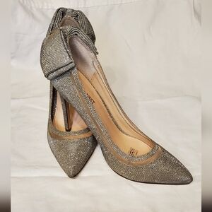 217. Nine West Metallic Shimmer Silver Pumps
